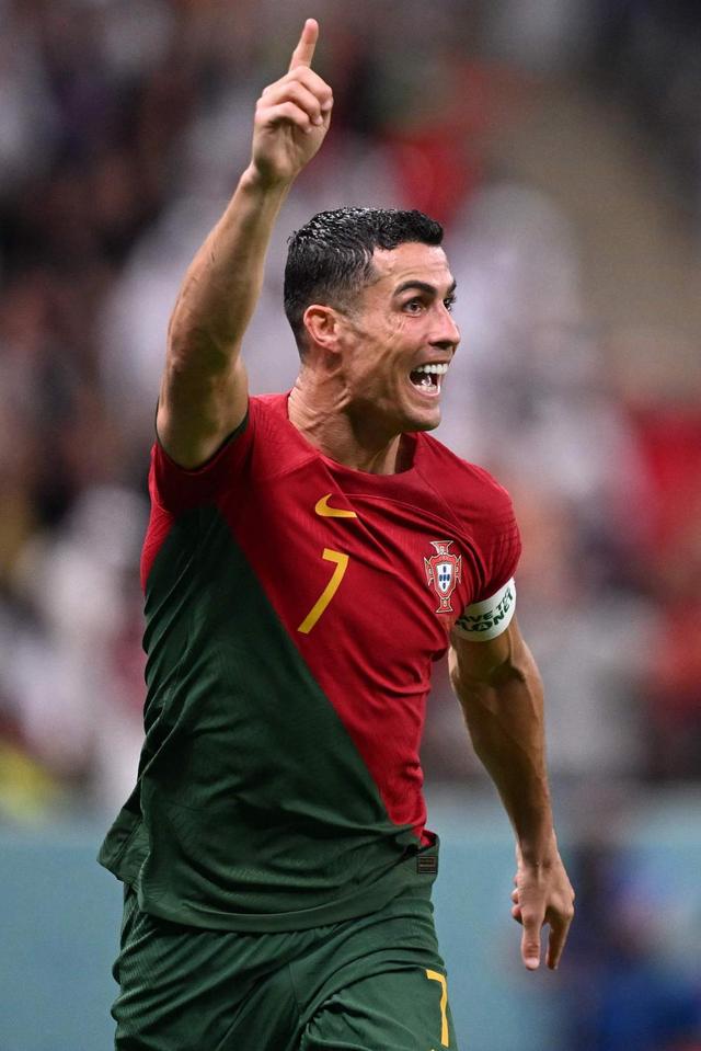 拜仁莱万梅开二度战胜门兴（莱万梅开二度助拜仁力克门兴）