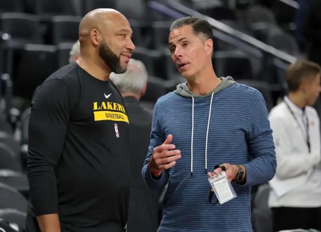 血性！韩国队球员挑衅拜合拉木，王博豪为队友出头撞倒挑事者（硬气！韩国队员挑衅拜合拉木，王博豪挺身而出撞倒挑衅者）