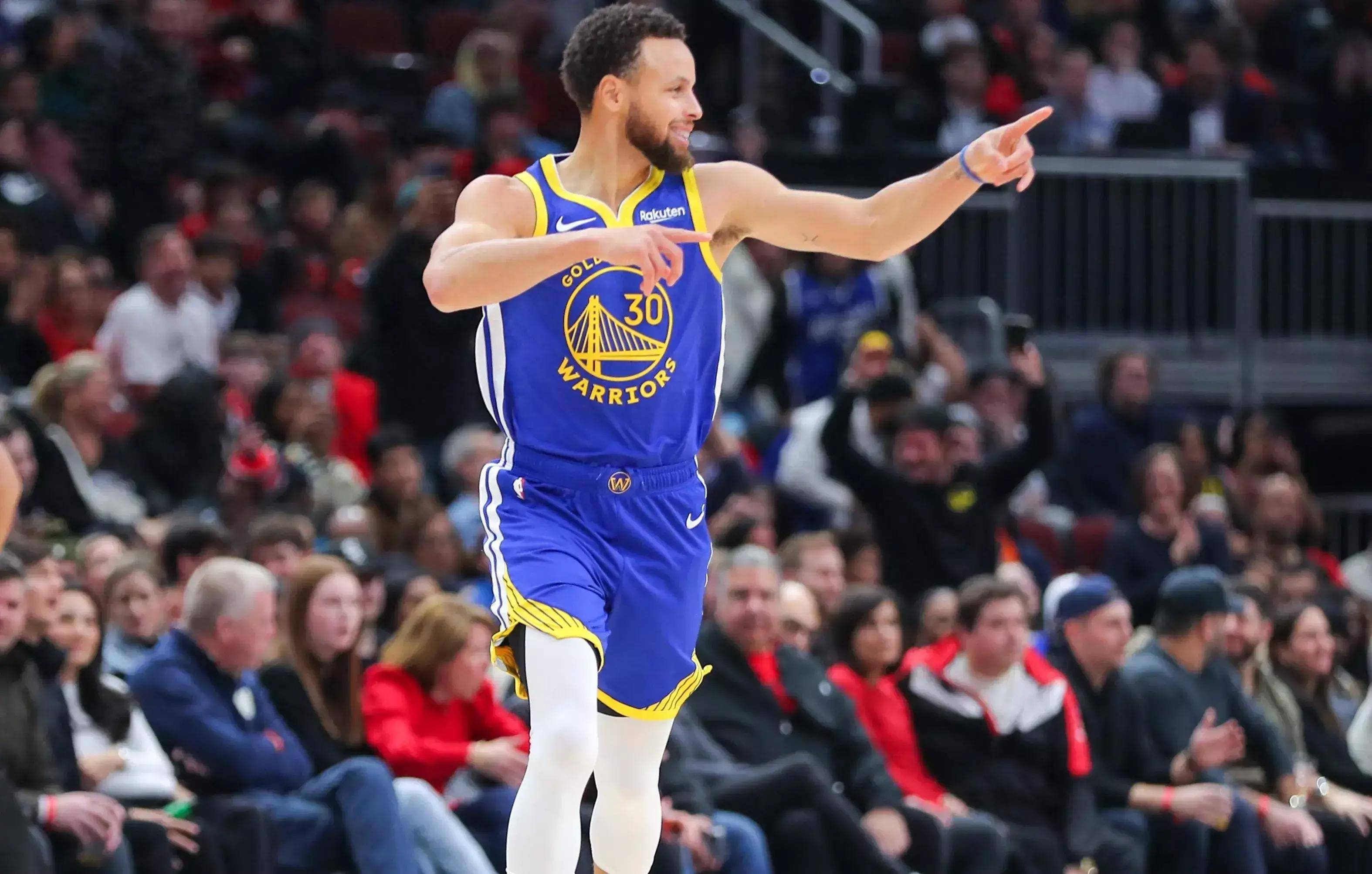 正随巴西在枪手基地训练，维尼修斯与多名阿森纳青训球员合影（随巴西队在阿森纳基地训练，维尼修斯与多名枪手青训球员合影）