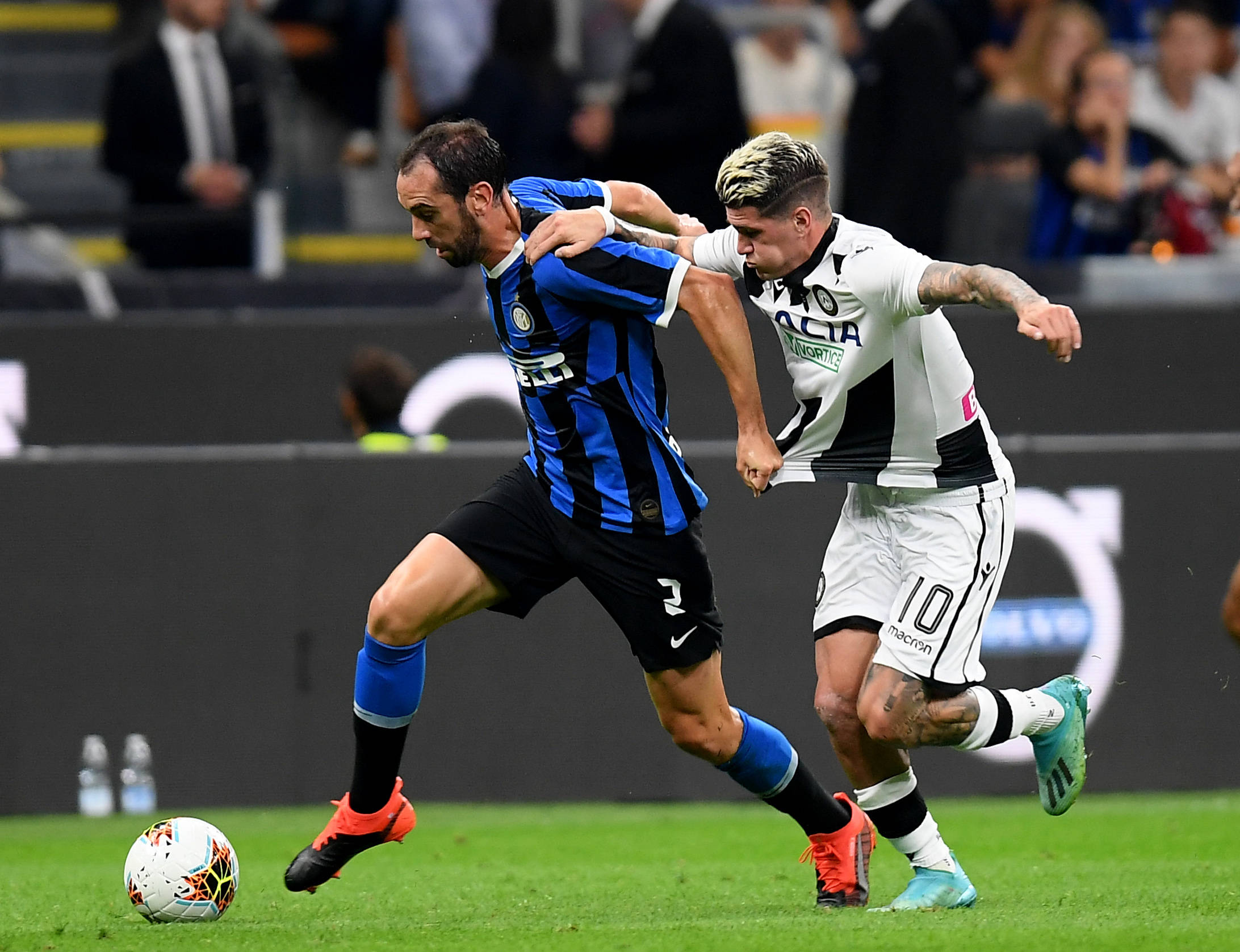 多纳鲁马身价上涨500万至4500万欧，领跑世界门将身价榜（多纳鲁马身价升至4500万欧，较前增长500万，位居全球门将身价榜首）