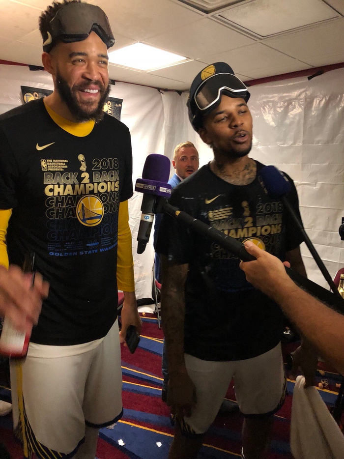 记者：维尼修斯女友在美国涉嫌欠税，可能无法陪他参加世界杯（据记者报道，维尼修斯女友涉在美欠税，或无法陪同出征世界杯）