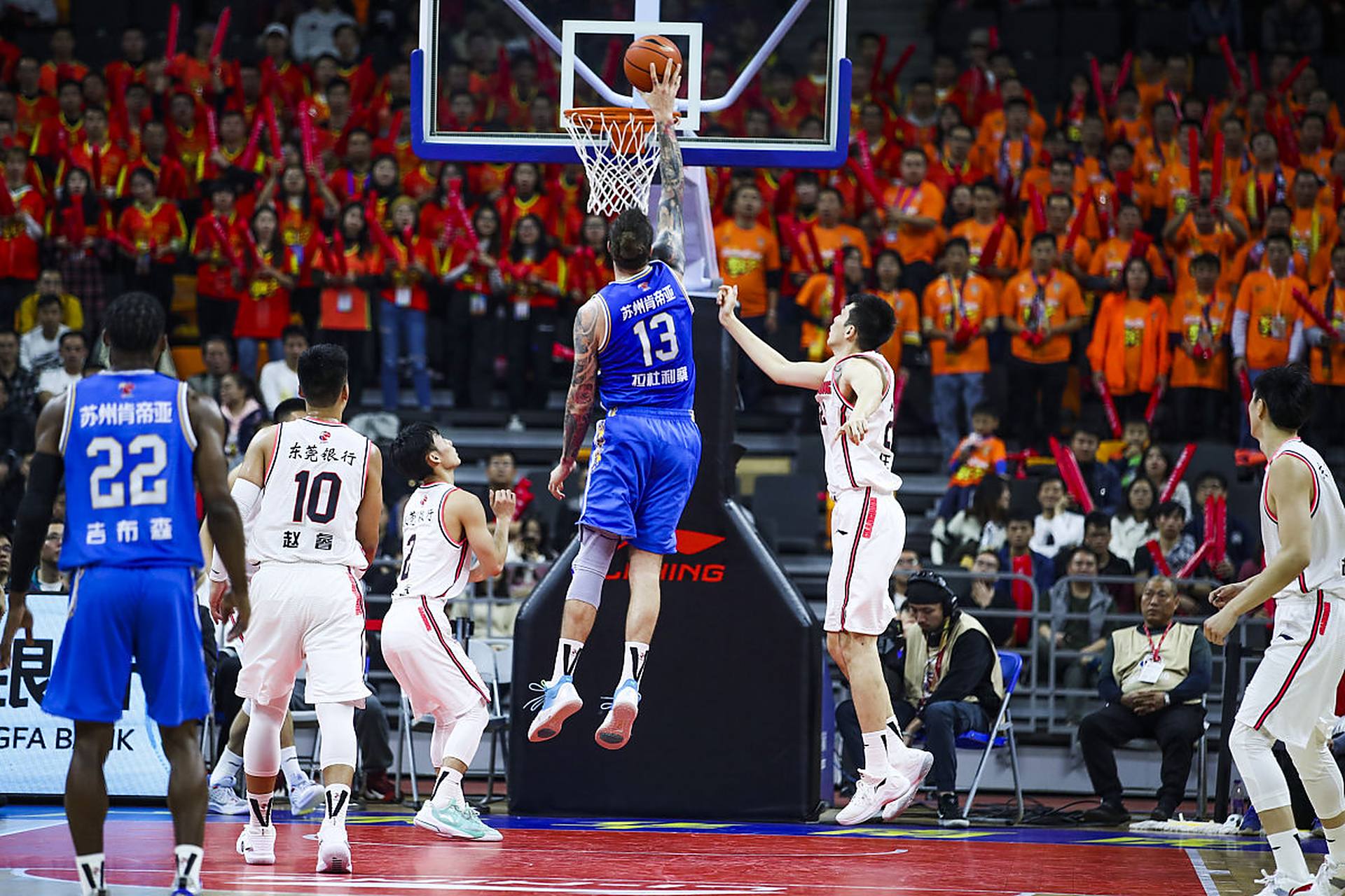 德转列中锋身价榜：哈兰德1.8亿欧居首，姆巴佩第二（德转中锋身价榜：哈兰德1.8亿欧领跑，姆巴佩居次）