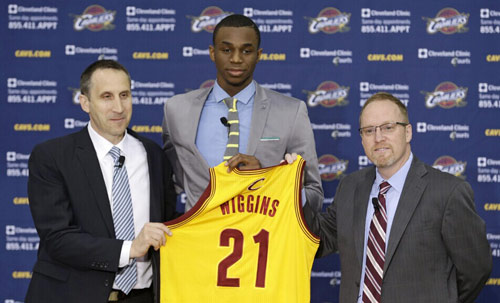 2025赛季，成都蓉城以红焰为刃、热血为甲，在三...（2025赛季，成都蓉城执红焰为刃、以热血为甲，向巅峰进击）