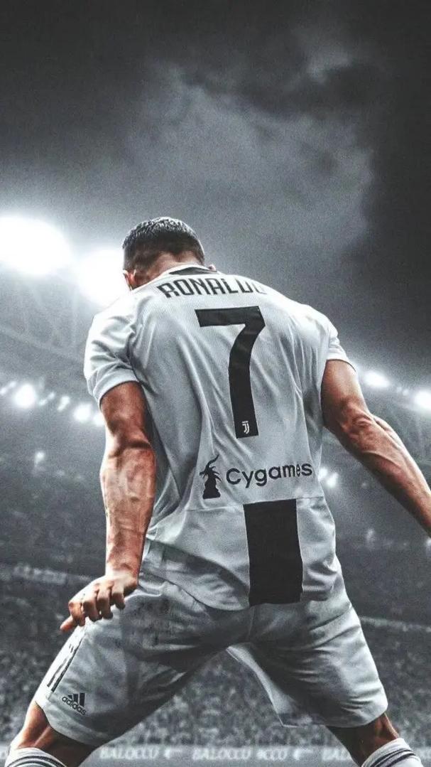 给爷整笑了，曼奇尼假意亲吻布鲁马多，将布鲁马多逗笑（曼奇尼作势亲吻布鲁马多，逗得对方大笑）